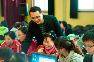 張佳鑫輔導老年人掌握電腦技術