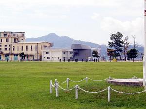 學校操場，遠處為“陸奧”號戰列艦主炮