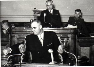 科列烏在大國民議會主持1952年憲法投票表決