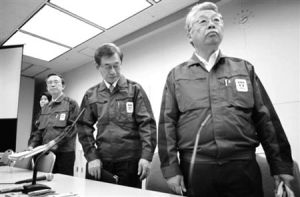 2011年3月15日，東京電力公司高層在核事故新聞發布會後準備離開。