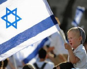 5月12日，一名猶太兒童舉著以色列國旗在耶路撒冷參加“耶路撒冷日”遊行。