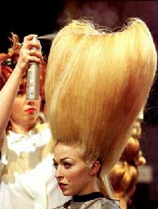 一名髮型師正在為她設計的一款奇特的髮型做最後的修飾