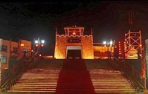 嵩縣魯班文化廣場上彩旗飄揚，鑼鼓喧天，獅舞翻騰，老人、青年、孩子一個個笑逐顏開，他們在歡慶聲中見證了木扎嶺原始生態旅遊區開景儀式隆重舉行。