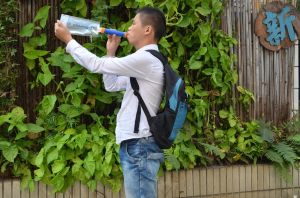 吸管式戶外淨水器使用