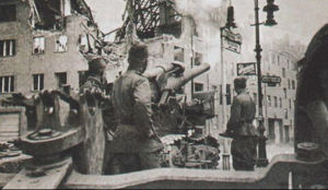 正在前線作戰的B-4榴彈炮。