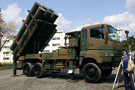 發射時可以展開，並有固定樁伸出把車體撐離地面