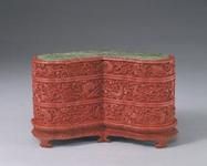 清剔紅落花游魚嵌玉磬式雙層盒 清剔紅落花游魚嵌玉磬式雙層盒