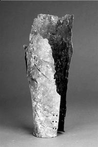 專家近期修復後的青銅護腿