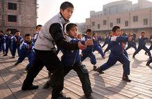 太谷縣明星國小教師楊曉瑞在教孩子們形意拳