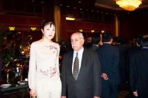 外交部美女翻譯王茜（左）與敘利亞共和國駐華大使館全權公使納瓦夫·卡利特在一起。