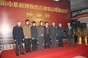 館長李曉東與專家合影