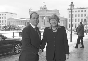 2013年1月22日，德國總理默克爾（右）與法國總統奧朗德握手。