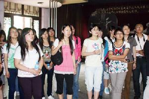 本科生參觀地道戰遺址