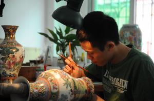 廣州彩瓷藝人工作中