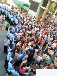 湖北鍾祥高考點圍堵監考老師事件 湖北鍾祥高考點圍堵監考老師事件