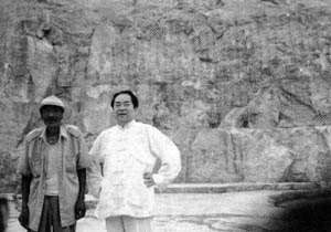 鐫刻梁山,圖為范曾與石刻老藝人合影。