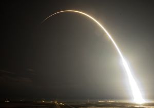 “龍”號飛船搭乘“獵鷹9號”火箭