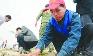 梁偉元在參加環保植樹活動