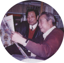 文聯執行主席李瑛向袁懷田指導辦報經驗。