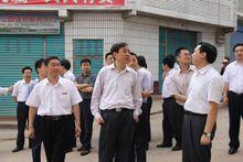 2011年黃錦生（前中）在平昌縣調研