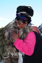 2010年11月藏族阿媽淚別哨所即將退伍戰士