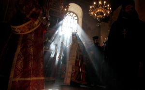 東正教耶路撒冷教區牧首狄奧菲洛在聖誕教堂內主持儀式