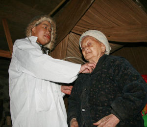 藍雲正在為村民治病