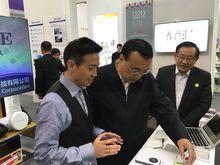 李克強總理親臨柔宇科技展台