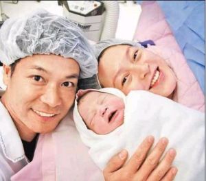 郭晉安與老婆及新生的女兒合影