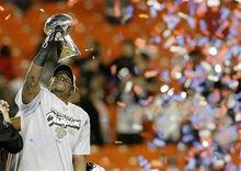 布希舉起文斯&middot;隆巴迪杯（2009）