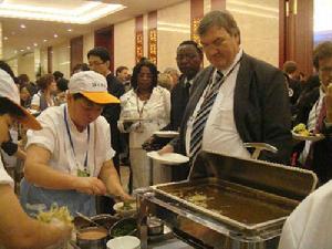 天津鍋巴菜深受外國朋友喜愛