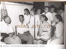 前排坐：劉少奇， 劉梅村， 郎鹹芬等
