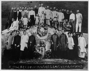 孫太夫人香港之墳盧慕貞與陳粹芬在合影