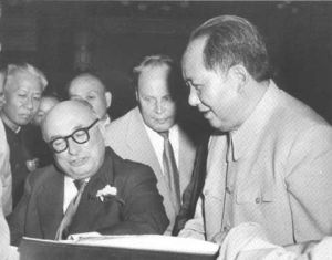 雅克&middot;杜克洛向毛澤東贈送報紙