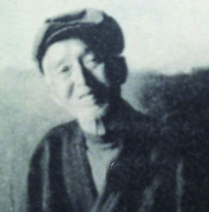 周春富沒留下照片。這是周春富之子周長義，長相和他最接近