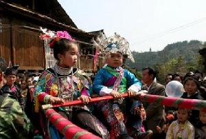 “抬官人”是侗族在春節期間舉行的一種傳統民俗娛樂活動,侗語叫“店寧蒙”