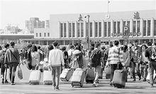 2012年國慶長假的最後一天，大連站返程的人群