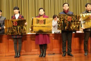 慶雲縣貝貝幼稚園董事長李書貴園長在領獎台