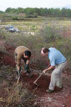 邢立達（左）和馬丁&middot;洛克利（右）在發掘南雄龍的足跡化石。