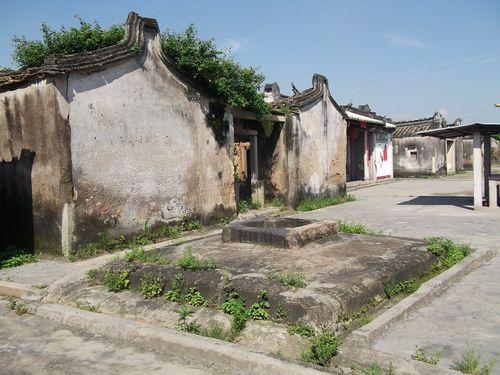 村寨前的老井。