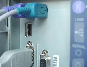 USB連線埠工作原理個人計算機背面的典型USB插孔為方型插孔。