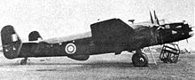 正在測試中的Halifax B Mk II Srs I, V9977，該機首次安裝了H2S radar，它使用了早期的三角尾翼，這架飛機不久後於1942年6月墜毀，造成了幾個雷達技術人員的死亡。