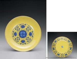 清乾隆黃地青花纏枝花紋轉心瓶