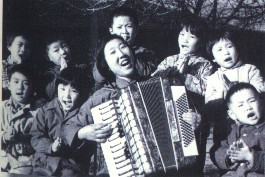 林靜華給孩子們上音樂課