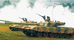 圖為坦克分隊進行突擊訓練的場景。