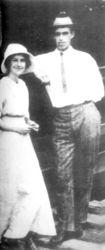 1915年夏，布萊德雷與未婚妻瑪麗·奎爾野餐