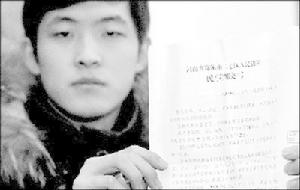 手拿判決書的李凱強希望通過媒體尋找目擊證人，為自己討回公道。