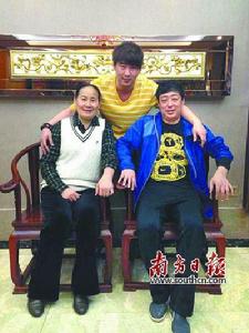 李曉勤一家三口合影