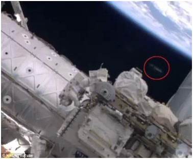 疑似UFO “監視”太空人修空間站