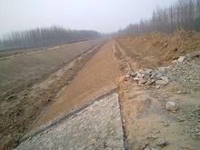 河的堤岸都鋪了混凝土塊